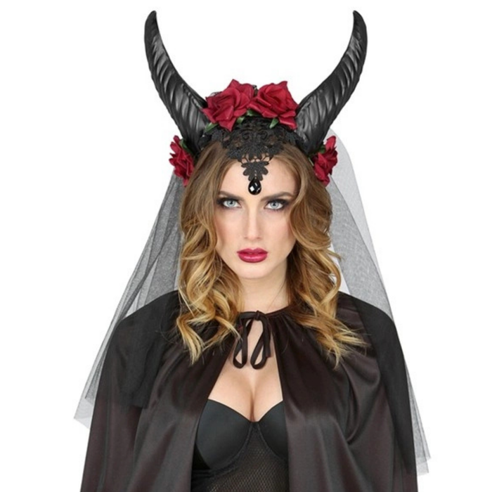 Schwarze Hörner mit Schleier und Rosen