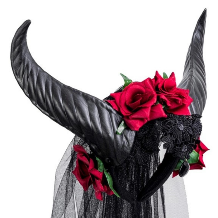 Schwarze Hörner mit Schleier und Rosen